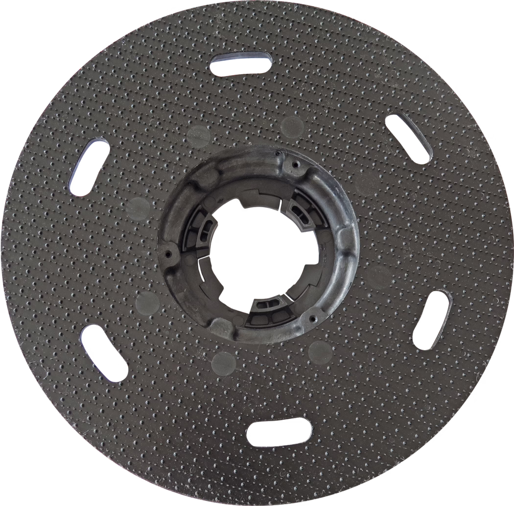 PALLMANN_dummy_PALLMANN SPIDER pad disc with coupling_msl_2017-02 Круглая чёрная пластиковая опорная пластина с текстурированной поверхностью в виде мелких точек и центральным замковым узлом; несколько удлинённых овальных вырезов равномерно расположены вблизи внешнего края; центральное круглое отверстие содержит формованные фиксирующие элементы для соединения с инструментом; предназначена как монтажная платформа для шлифовальных или полировальных дисков; поверхность имеет равномерно расположенные выступающие точки для улучшения сцепления; видны незначительные следы использования; снято на белом фоне.