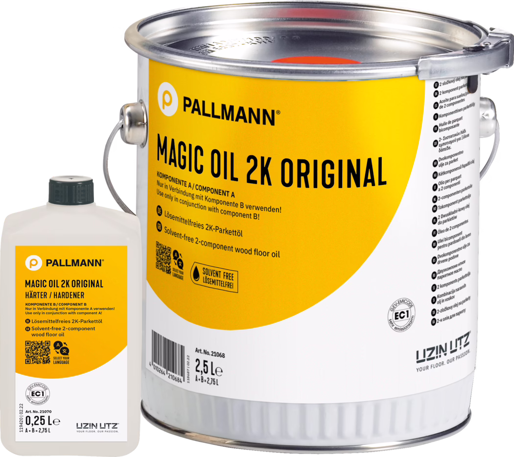 PALLMANN_dummy_Magic-Oil-2K-Original_2,75l_msl_2021-12 Металлическая банка pallmann Magic Oil 2K Original с желтым ярлыком, описывающим его особенности как без растворителей, двухкомпонентного масла для деревянных полов. В комплект также входит небольшая пластиковая бутылка с отвердителем, аналогично маркированная, оба продукта используются для обработки полов.