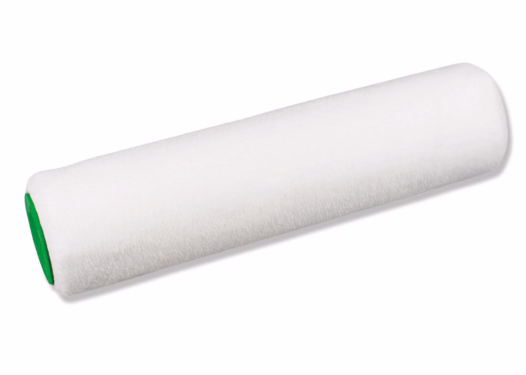 PALLMANN_dummy_SPECIAL APPLICATION ROLLER_2020-06 Белый чехол для валика с зеленым пластиковым концом, предназначенный для гладкого нанесения краски. Чехол для валика изготовлен из мягкого материала, который обеспечивает равномерную отделку стен и потолков. Он подходит для различных поверхностей и может удерживать значительное количество краски для эффективной покраски. Зеленый конец позволяет легко прикреплять его к ручке валика.
